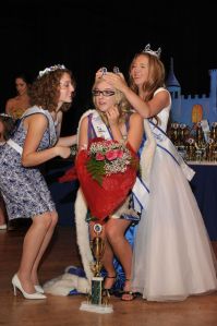 Taylor being crowned by Kaylee