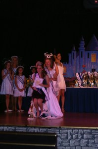 Robyn being crowned by 2012 Ambassador Randi Walston